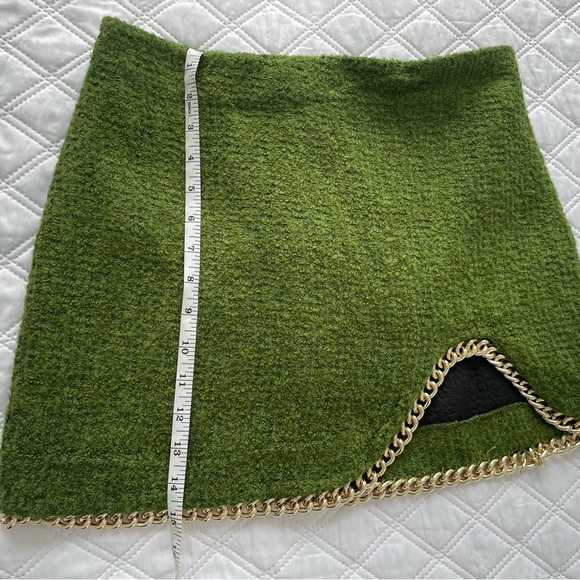 Zara Green Mini Skirt with Gold Chain Accent - Picture 5 of 6